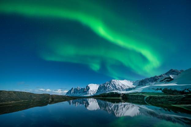 Aurora at full moon / Tungeneset, Norway